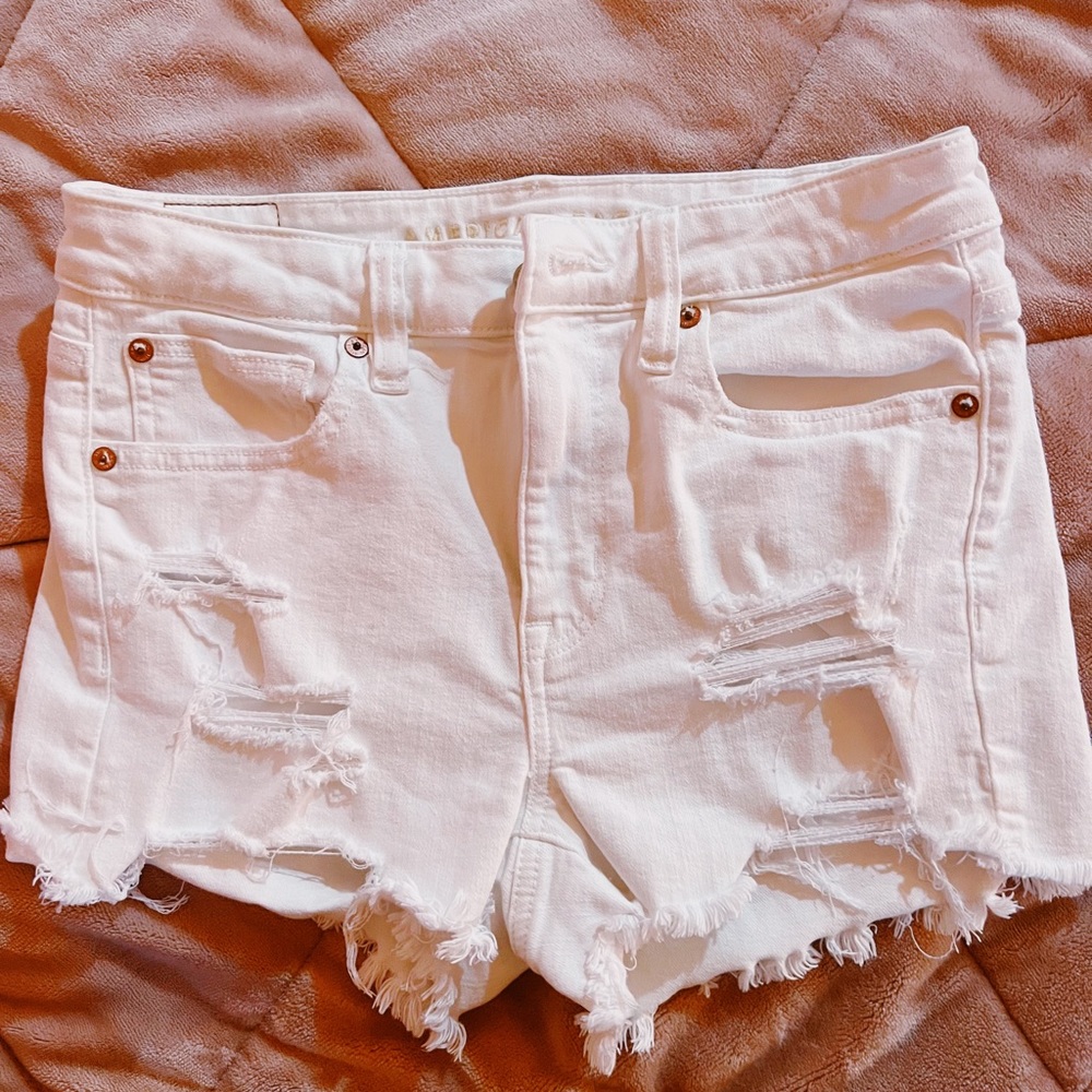 AMERICAN EAGLE RIPPED WHITE JEAN SHORTS